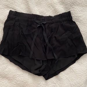 Wilfred black shorts from Aritzia in size XS